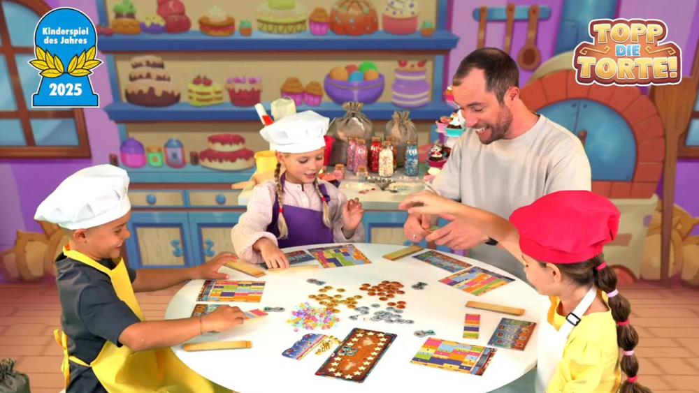 Erwachsener und drei Kinder mit Bäckerhüten spielen fröhlich das bunte Spiel „Topp die Torte!“ in einer Kuchenkulisse.