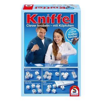 Verpackungsvorderseite aus einem anderen Blickwinkel vom Artikel 49030, Kniffel®: mit original Kniffelbecher Verpackungsvorderseite aus einem anderen Blickwinkel vom Artikel 49030, Kniffel®: mit original Kniffelbecher