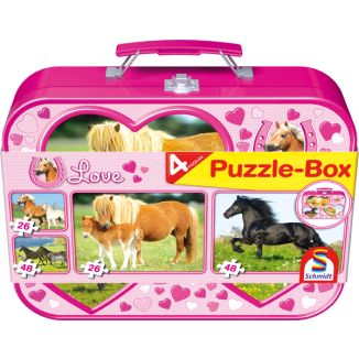 Verpackungsvorderseite aus einem anderen Blickwinkel vom Artikel 55588, Pferde im Metallkoffer mit 4 Kinderpuzzles (2 x 26 und 2 x 48 Teile)