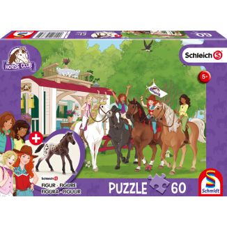 Vorderseite der Verpackung vom Artikel 56385, Schleich ®: Horse Club - Clubtreffen vor dem Wohnwagen, 60 Teile Kinderpuzzle mit Add-on (eine Original Figur)