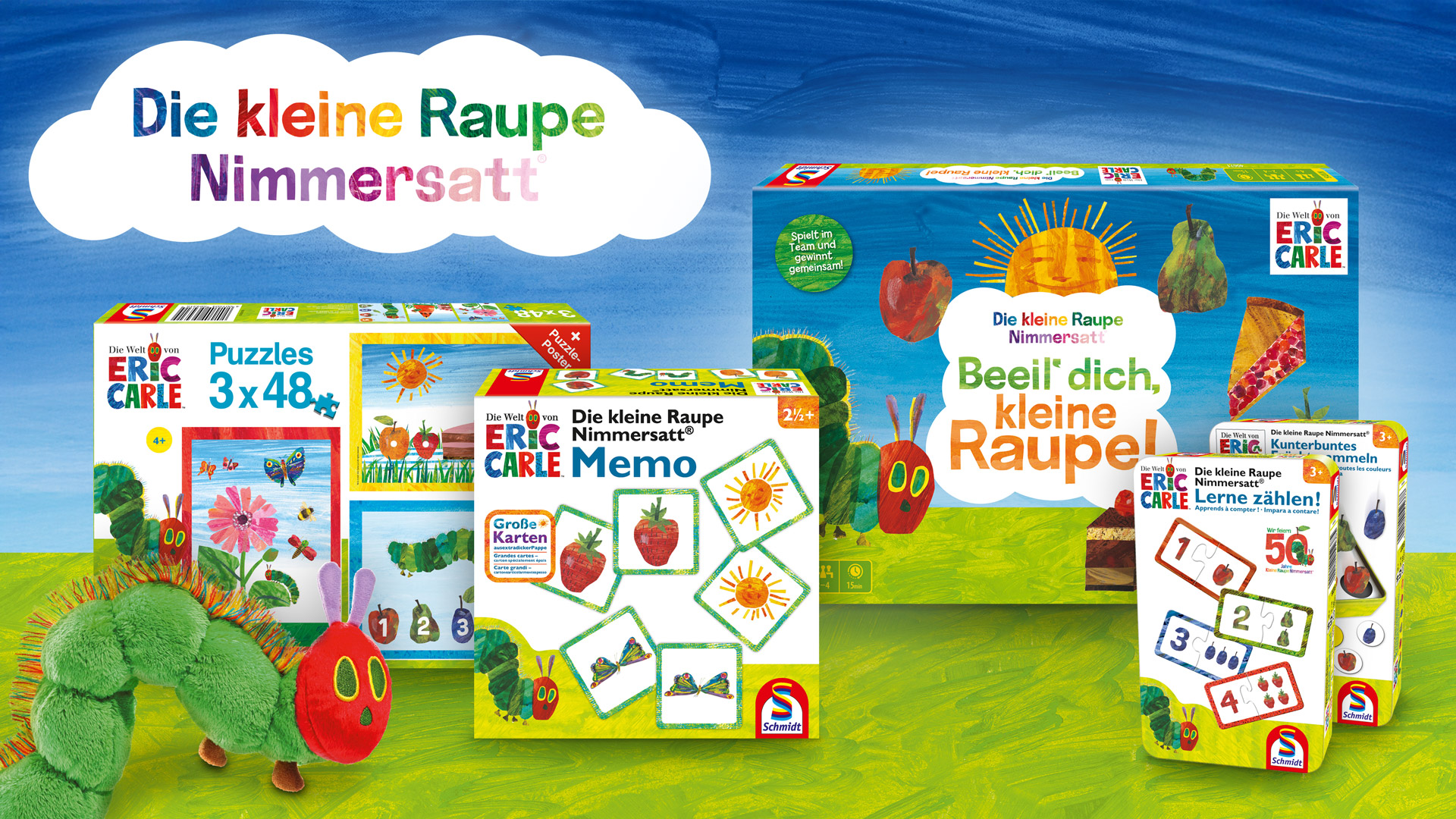 Werbebild &bdquo;Die kleine Raupe Nimmersatt&ldquo; mit Puzzle-, Memo- und Lernspielen sowie Pl&uuml;schraupe vor blau-gr&uuml;nem Hintergrund.