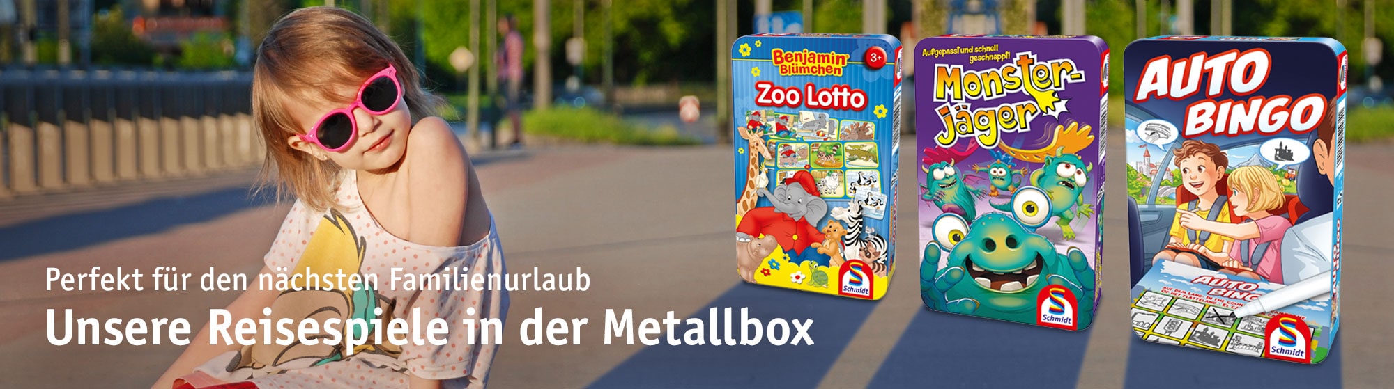 Kind mit Sonnenbrille sitzt draußen; daneben drei Reisespiele in Metallbox: Zoo Lotto, Monsterjäger und Auto Bingo von Schmidt Spiele.