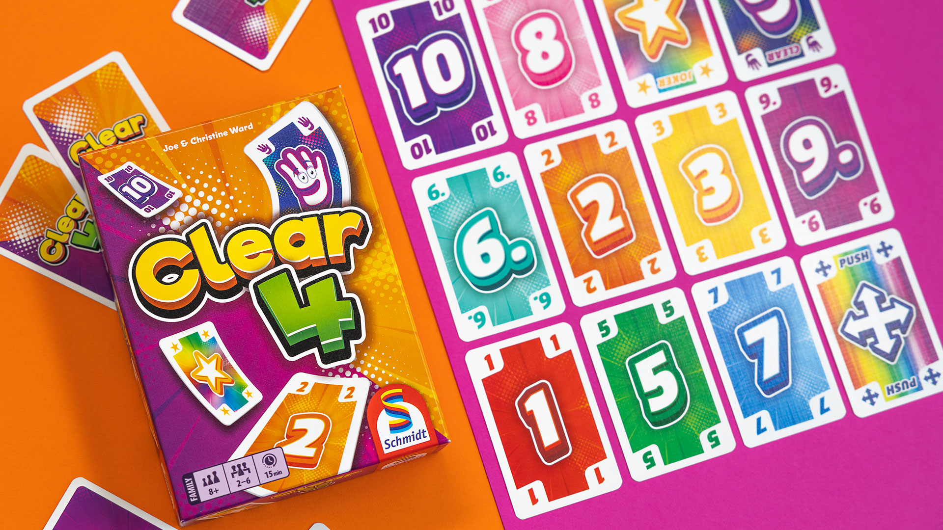 Bunte Clear-4-Spielkarten und Spielebox auf orangem und pinkem Hintergrund, mit Zahlen-, Stern- und Aktionskarten.