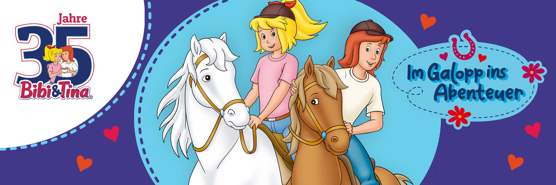 35 Jahre Bibi & Tina: Bibi und Tina sitzen auf ihren Pferden Sabrina und Amadeus. Schriftzug: „Im Galopp ins Abenteuer 35 Jahre Bibi & Tina: Bibi und Tina sitzen auf ihren Pferden Sabrina und Amadeus. Schriftzug: „Im Galopp ins Abenteuer