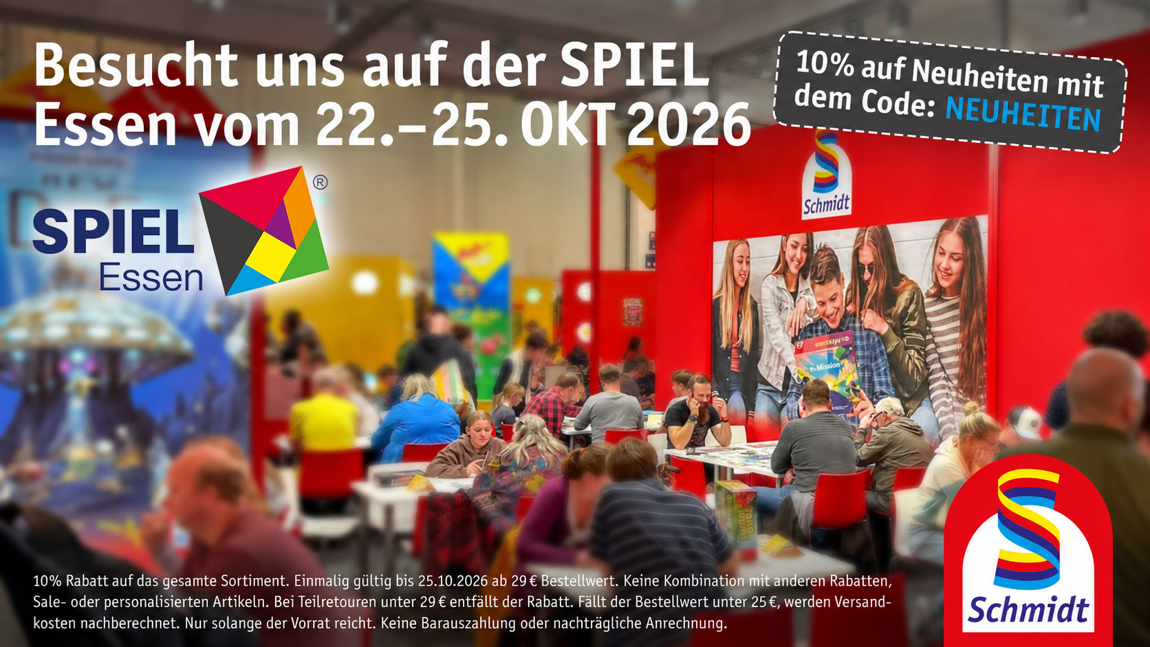 Messestand von Schmidt Spiele mit roten Wänden, Spielzeugauslagen und mehreren Besuchern.
