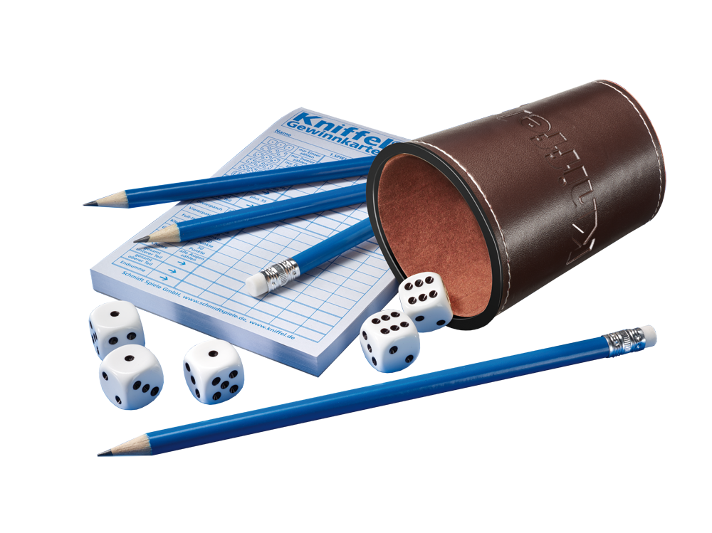 Kniffel-Spielzubehör: Würfelbecher, fünf Würfel, drei blaue Stifte und ein Spielblock mit Punktefeldern auf weißem Hintergrund.