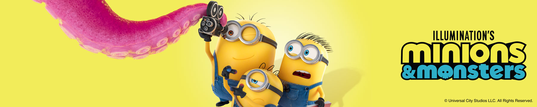 Drei Minions mit Kamera vor gelbem Hintergrund; oben ein pinker Tentakel, rechts Logo &bdquo;Minions & Monsters