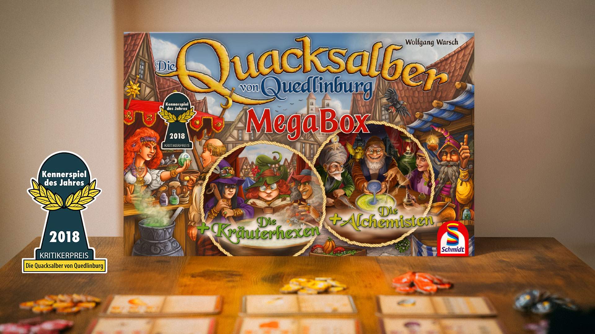 Gesellschaftsspiel auf einem Tisch, davor liegen verschiedene Spielkomponenten verteilt. Davor die Auszeichnung Kennerspiel des Jahres 2018.