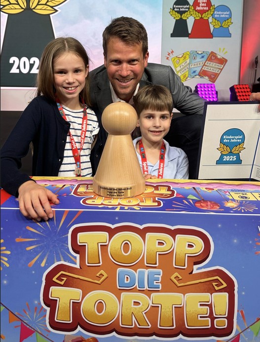 Wolfgang Warsch und seine Kinder bei der Preisverleihung für das „Kinderspiel des Jahres 2025“